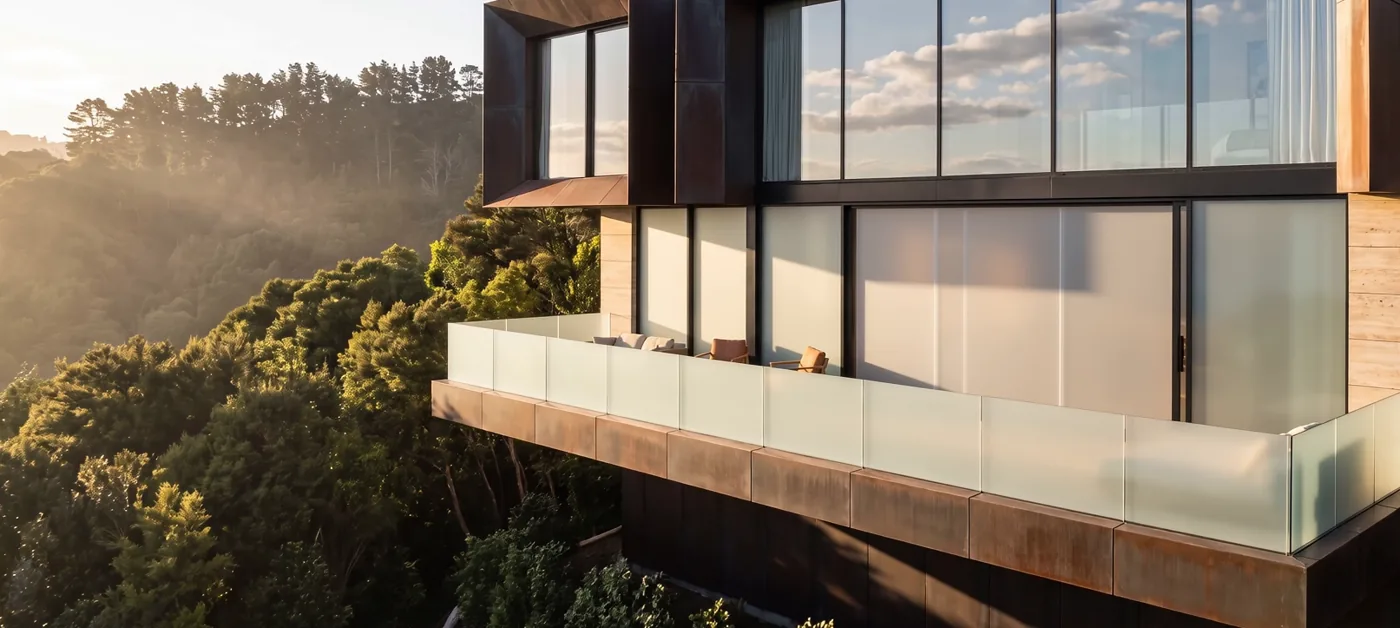 Zabudowany balkon z folią Warrior — stan mleczny